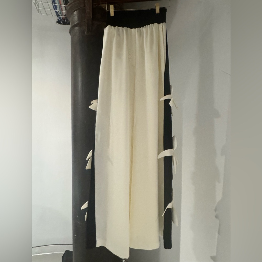 High waisted wide legged palazzo pant. Made in Moldova
Artisanal
Vegan - Picture 12 of 12